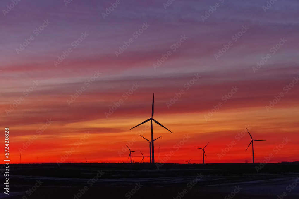 Turbiny wiatrowe na tle kolorowego nieba po zachodzie słońca. Turbiny wiatrowe na tle kolorowego nieba po zachodzie słońca.