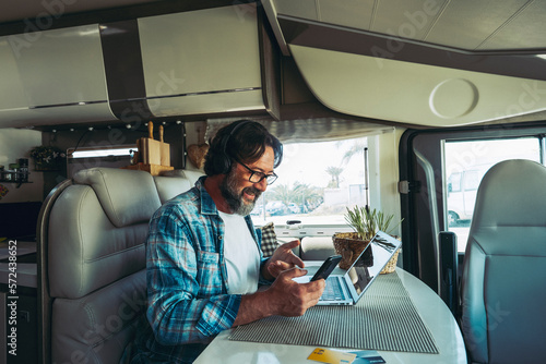 Εκτύπωση καμβά Traveler modern online people job business lifestyle