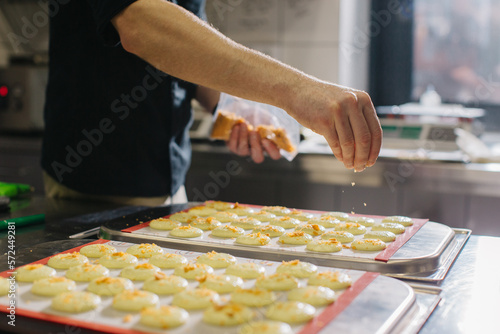 Foto A confectioner makes macaroons in a pastry shop.