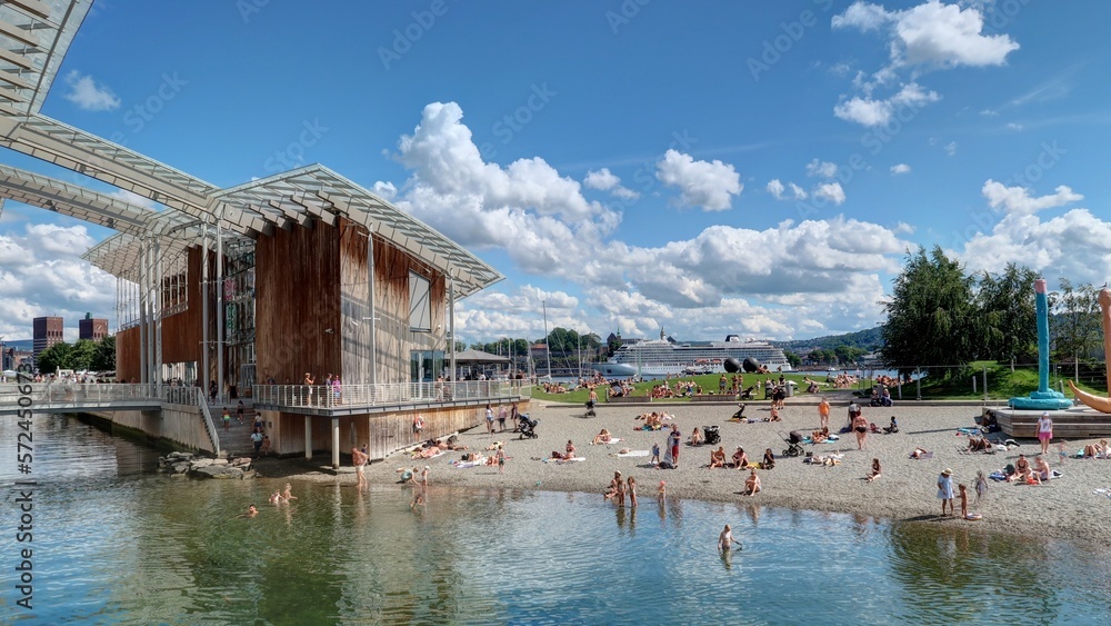 Obraz premium quais d'Oslo en Norvège par une journée chaude d'été