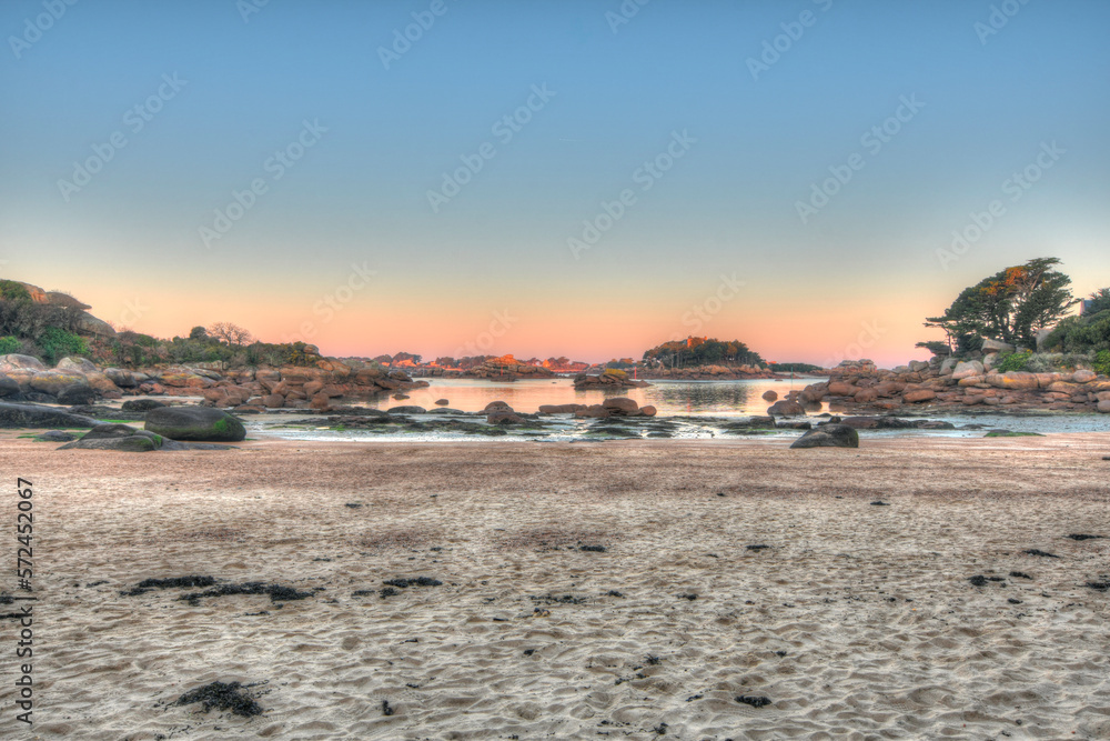 Lever du jour sur la côte de granit rose en Bretagne - France