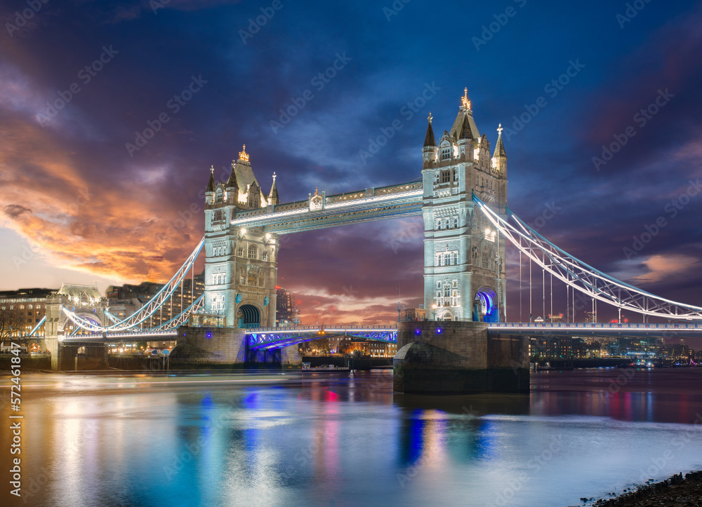 Fototapeta premium The skyline of London after sunset time: Tower Bridge and Thames riverside