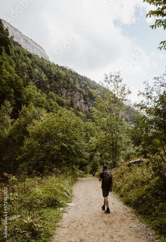 Fototapeta Naklejka Na Ścianę i Meble -  wandern urlaub bergpanorama mann nationalpark