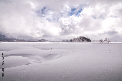 福島県北塩原村　檜原湖の雪原 © Hiroki Kobayashi