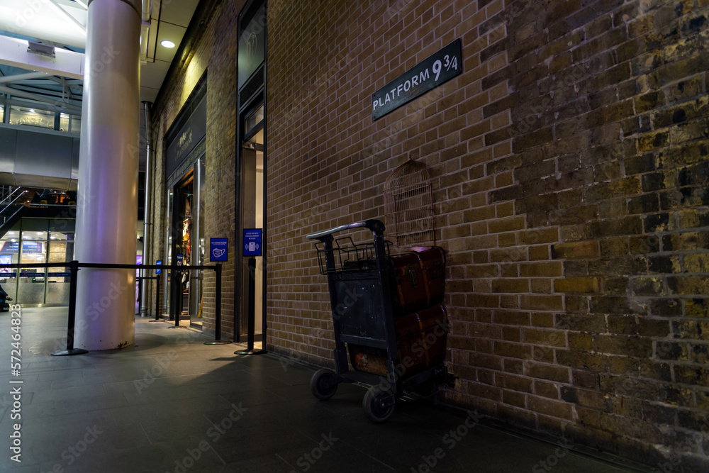 Obraz premium London UK 01.02.2023: The Famous Harry Potter Platform 9 3/4 in London, a Magical Portal to Hogwarts