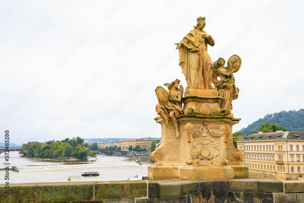 Obraz premium Ancient medieval sculptures on the Charles Bridge. Background with selective focus