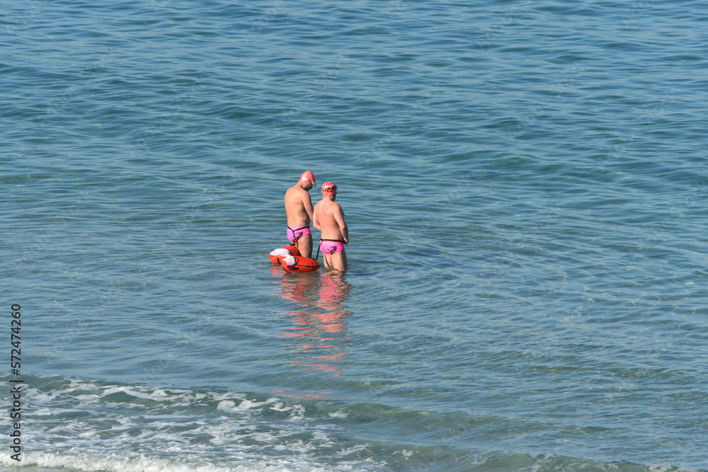 Baigneurs sur une plage de Bretagne en hiver