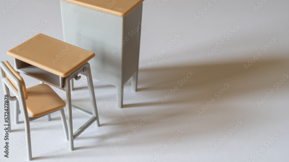 Fototapeta premium 教卓と机 暗い学校の教室イメージ