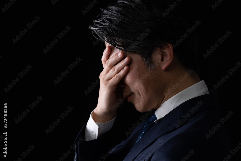 悩む男性・黒バック 悩む男性・黒バック