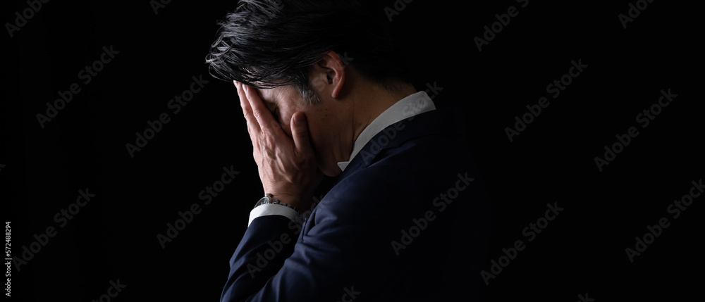悩む男性・黒バック