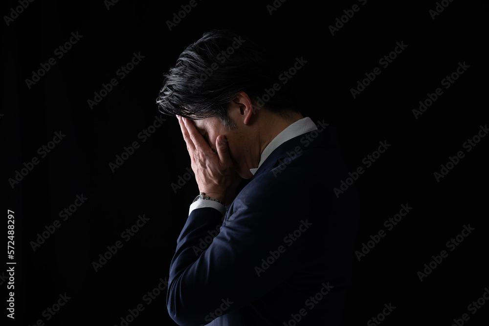 悩む男性・黒バック 悩む男性・黒バック