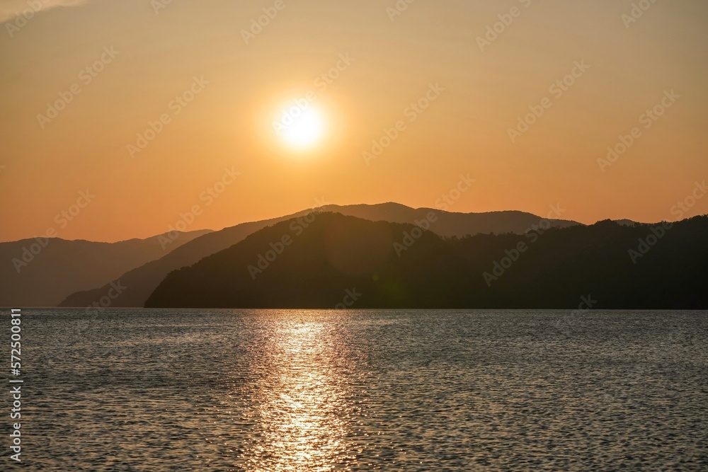 琵琶湖の山並みに沈む夕日の情景＠滋賀