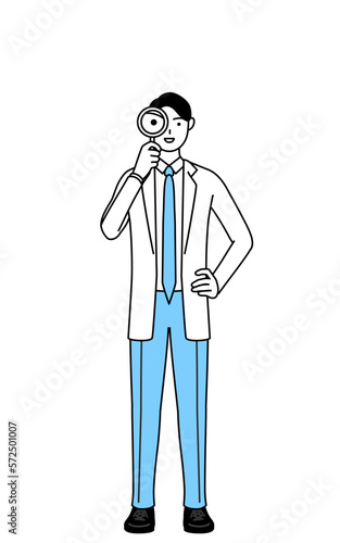 虫メガネをのぞく白衣を着た男性医師