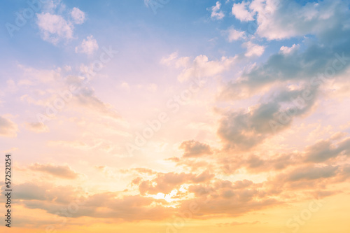 Sunset sky for background or sunrise sky and cloud at morning. Fototapet