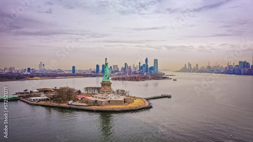 STATUE OF LIBERTY, HUDSON RIVER, BROOKLYN, NEW YORK, MANHATTAN, FREEDOM, FRENCH GIFT, NYC, NY, UNITED STATES OF AMERICA, BEACON OF FREEDOM, LAND OF THE FREE, IMMIGRATION 