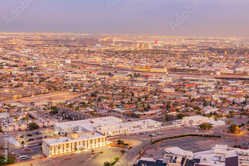 Картината върху платно High angle view of the beautiful El Paso city and Ciudad Juarez of Mexico from t