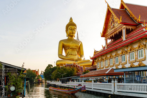 Wat Paknam Bhasicharoen tapınağı içindeki Big Buda. Chao Phraya river canal cruise. Tourists traveling by traditional boats. Bangkok most important travel area © dron285