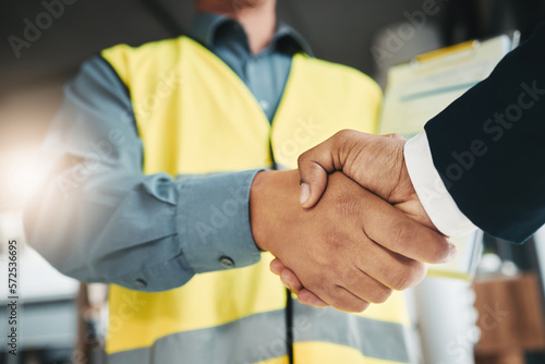 Foto Partnership, handshake and collaboration of engineer in office for contract, deal or onboarding