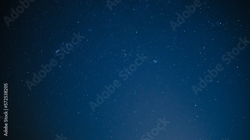 オリオン座やスバルなどのたくさんの冬の星と夜空