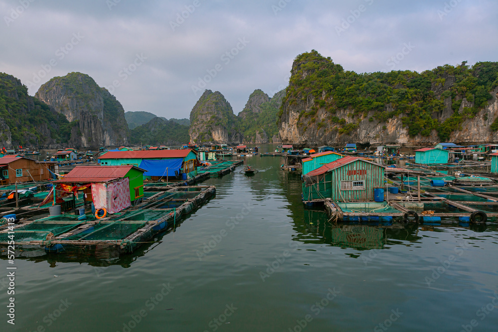 Obraz premium Floating fishing village in Halong Bay, Vietnam, Southeast Asia