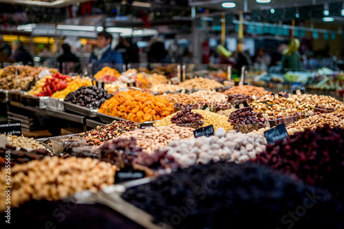 étalage d'épice et de produit exotique sur marché français