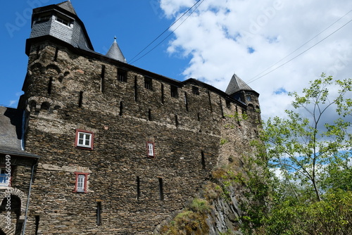 FU 2022-07-01 Bacharach 160 Unter leicht bewölktem Himmel steht eine alte Burg photo