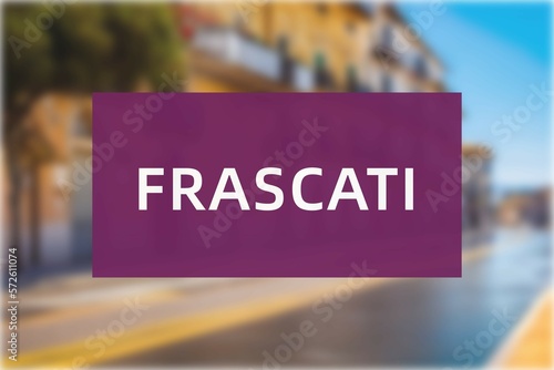 Frascati: Der Name der italienischen Stadt Frascati in der Region Lazio vor einem Hintergrundbild