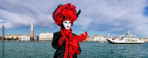 Kolorowe karnawałowe maski przy tradycyjnym festiwalem w Wenecja, Włochy