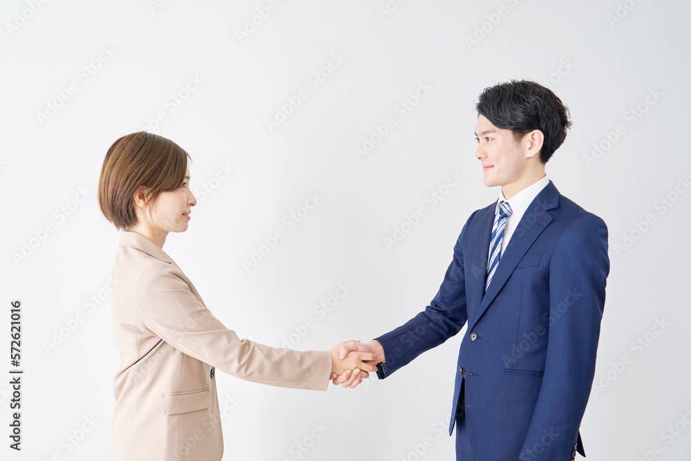 握手をするビジネスウーマンとビジネスマン　白背景