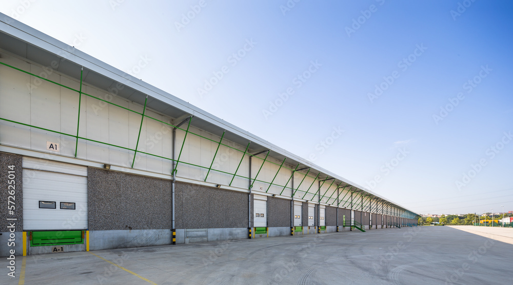 Obraz premium Logística y naves industriales con muelles de carga.