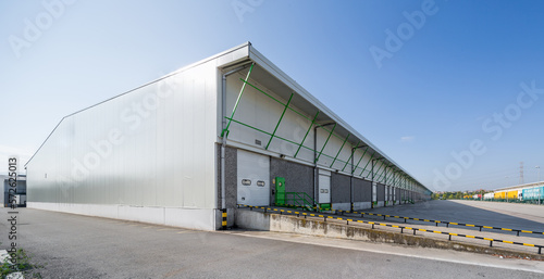 Logística y naves industriales con muelles de carga.