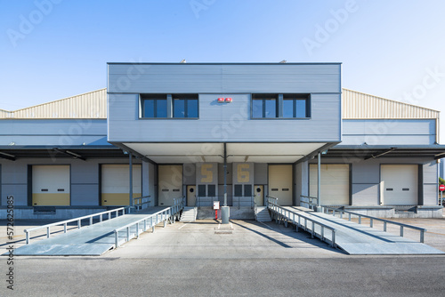 Logística y naves industriales con muelles de carga.