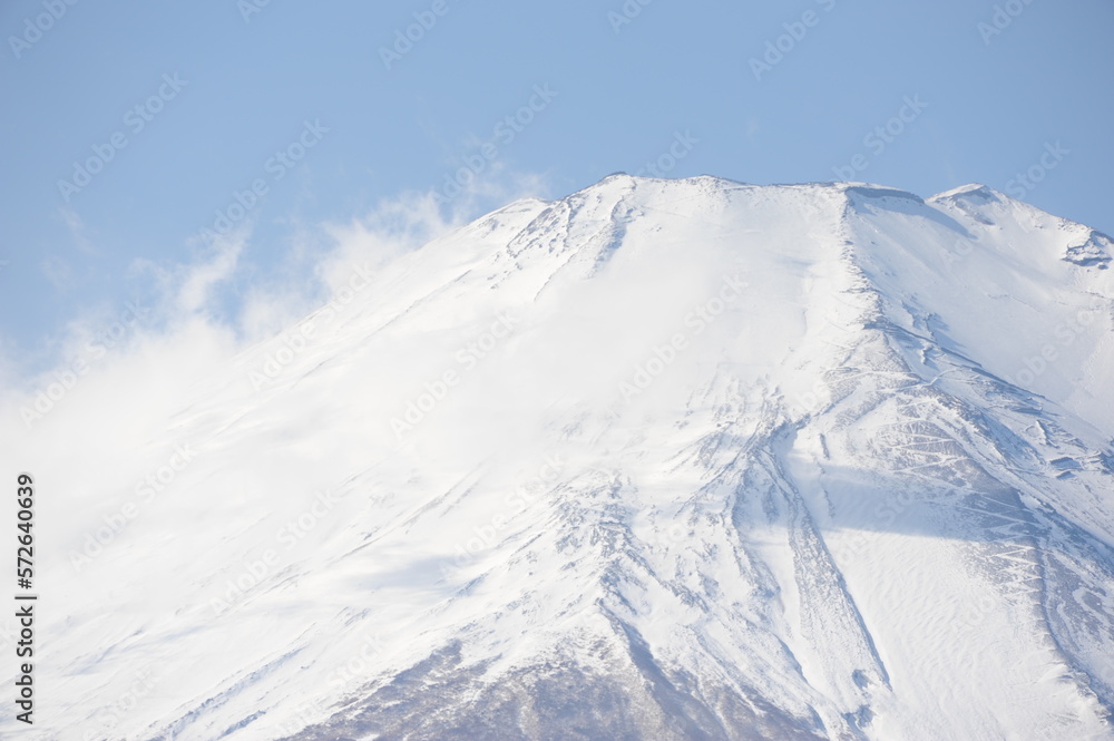 冬の富士山頂にかかる雲