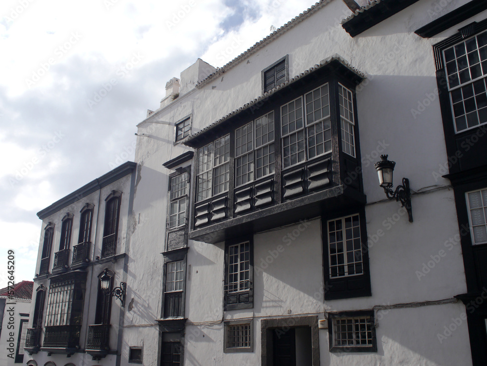 Obraz premium Typical balconies on a quiet street in Santa Cruz de La Palma with Canarian dragon tree. No people
