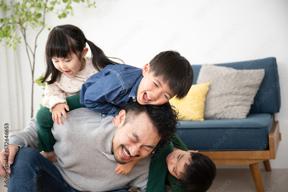 パパ~~!!もっと遊んでよ!!!という休日のパパ 子育て パパ~~!!もっと遊んでよ!!!という休日のパパ 子育て