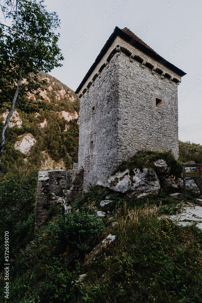 Fototapeta premium Slowenien - Burgruine Grad Kamen