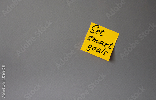 Set smart goals symbol. Concept words Set smart goals on orange steaky note. Beautiful grey background. Business and Set smart goals concept. Copy space. photo