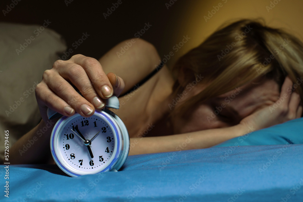 The woman cannot wake up in the morning. Poor sleep, violation of the