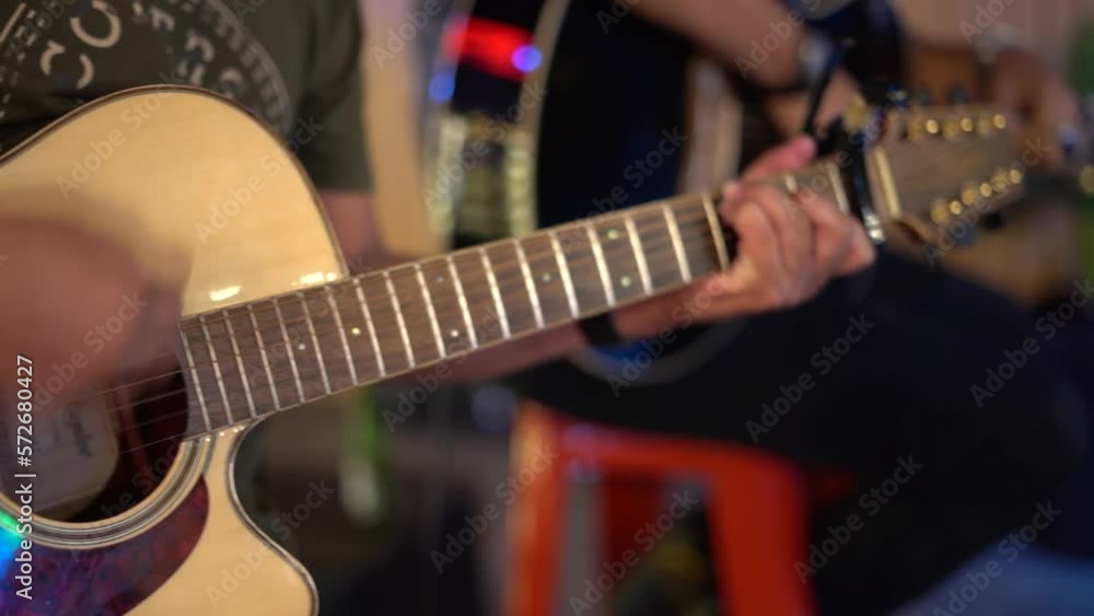 Tocando la guitarra, Guitarra en concierto, guitar in concert.
