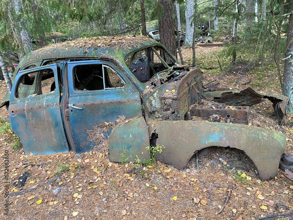 altes Auto im Wald altes Auto im Wald