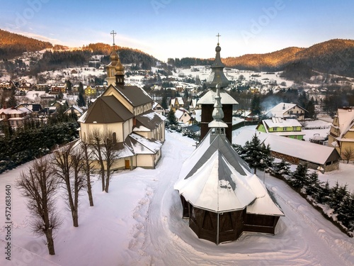 Fototapeta Naklejka Na Ścianę i Meble -  Przepiękny, kameralny, drewniany kościół w Gorcach w miejscowości Szczawa