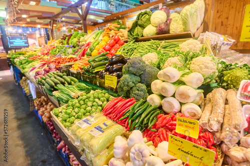 Frisches Obst und Gemüse auf dem Markt in der Kleinmarkthalle. photo