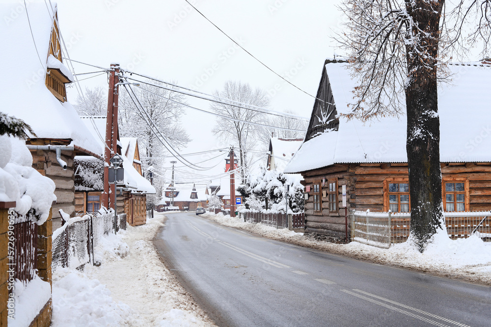 Obraz premium CHOCHOLOW, POLAND - FEBRUARY 09, 2023: Wooden architecture of Chocholow, willage near the Zakopane, Poland.