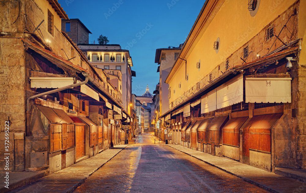 Fototapeta premium Florencja nocą, Most Złotników Ponte Vecchio, stragany, targ, kramy, sklepy złotników
