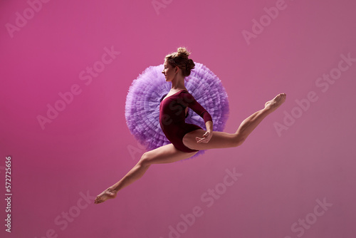 Fotografia One Caucasian beautiful young  ballet dancer in ballet shoe