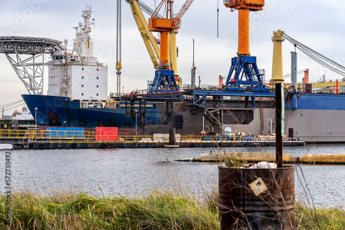 Activités portuaires, réparations de navires dans le port de Dunkerque photo