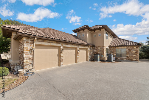 Foto Mediterranean home with garages