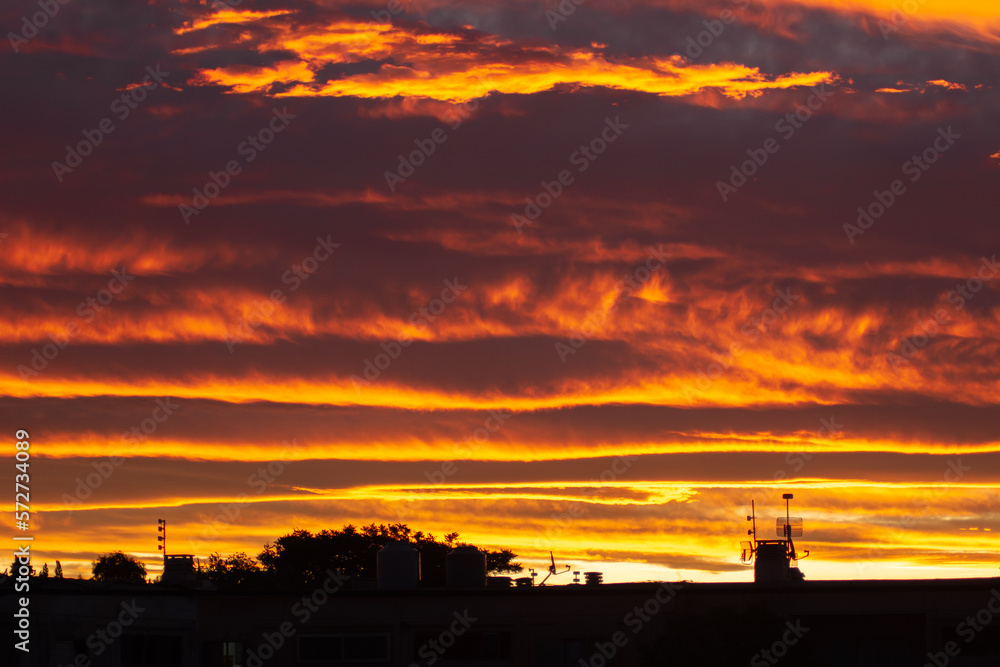 atardecer con nubes de fuego atardecer con nubes de fuego