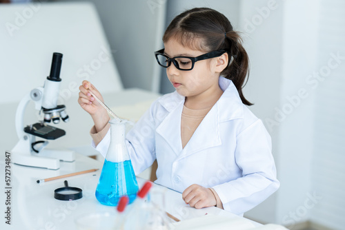 little arab girl is now paying attention to the color in the test tube in the science classroom Learn how to use and use it in elementary school chemistry science experiments.