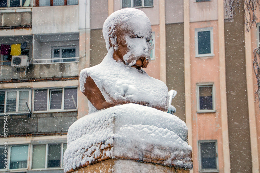 Monument to Taras Shevchenko in snow and ice in winter - obrazy, fototapety, plakaty 